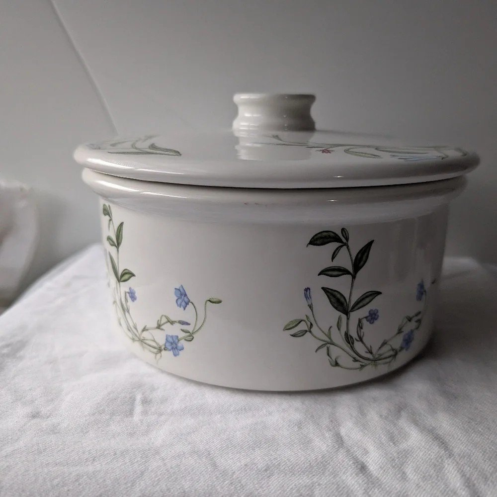 Portmeirion Queen's Hidden Garden Periwinkle Blue Floral Casserole Pot & Cover - Picture 3 of 14